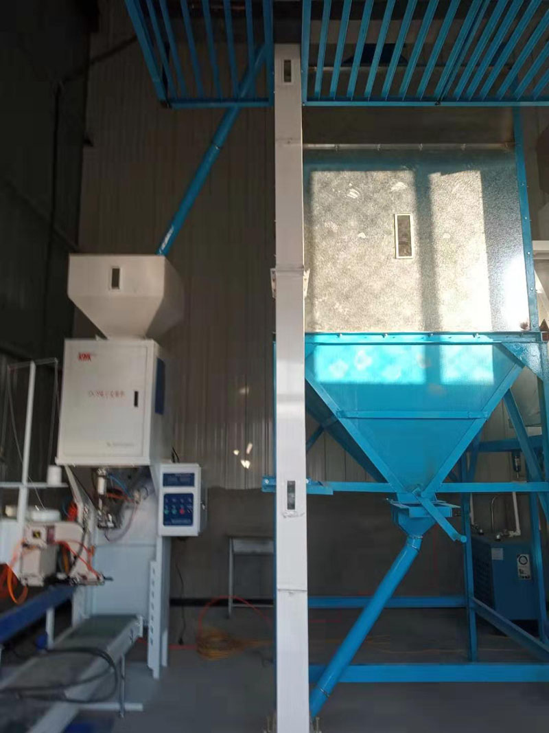 河北張家口市萬(wàn)全縣20噸小米成套加工設(shè)備安裝調(diào)試完畢