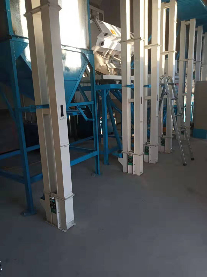 河北張家口市萬(wàn)全縣20噸小米成套加工設(shè)備安裝調(diào)試完畢