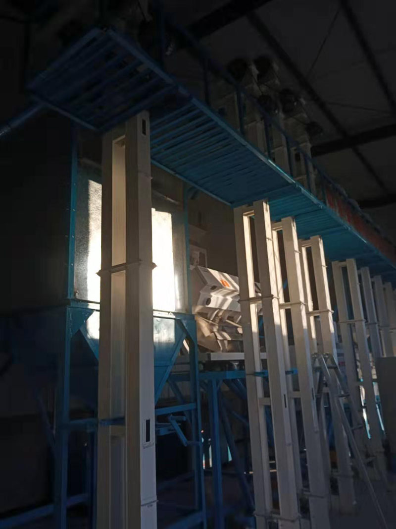 河北張家口市萬(wàn)全縣20噸小米成套加工設(shè)備安裝調(diào)試完畢